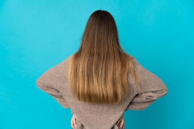 Genç Litvanyalı kadın arka planda mavi arka planda izole edildi