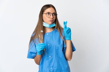 Litvanyalı kadın diş hekimi tecrit edilmiş arka planda aletleri tutarken şans diliyor.