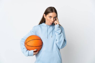 Basketbol oynayan Litvanyalı genç bir kadın beyaz arka planda izole edilmiş bir fikir düşünüyor.