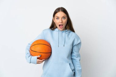 Basketbol oynayan Litvanyalı genç bir kadın beyaz arka planda izole edilmiş ve yüzünde sürpriz bir ifade var.