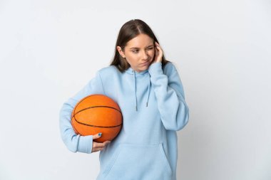 Basketbol oynayan Litvanyalı genç bir kadın beyaz arka planda izole edilmiş hayal kırıklığına uğramış ve kulaklarını kapatmış.