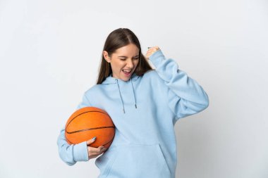 Basketbol oynayan Litvanyalı genç bir kadın beyaz arka planda izole edilmiş bir şekilde zaferi kutluyor.