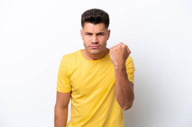 Beyaz arka planda izole edilmiş, mutsuz bir ifadeyle genç beyaz bir adam.