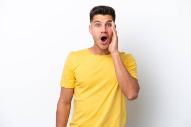 Beyaz arka planda, şaşırmış ve şok olmuş yüzü olan beyaz bir adam.