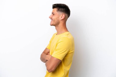 Beyaz arka planda beyaz tenli genç adam yan pozisyonda izole edildi.