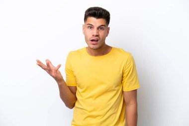 Beyaz arka planda izole edilmiş beyaz bir genç şüpheli hareketler yapıyor.