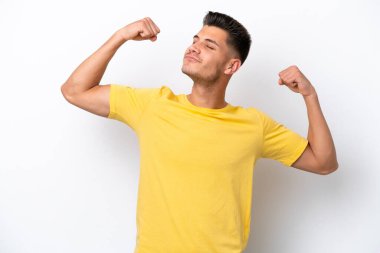 Beyaz arka planda izole genç beyaz adam güçlü jest yapıyor.