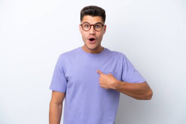 Beyaz arka planda yalıtılmış beyaz yüzlü genç beyaz bir adam.