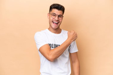 Bej arka planda izole edilmiş beyaz bir adam zaferi kutluyor.