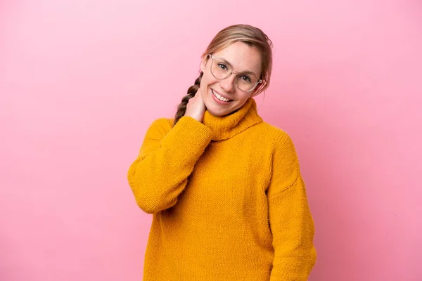 Ung Kaukasisk Kvinne Isolert Rosa Bakgrunn Ler – stockfoto