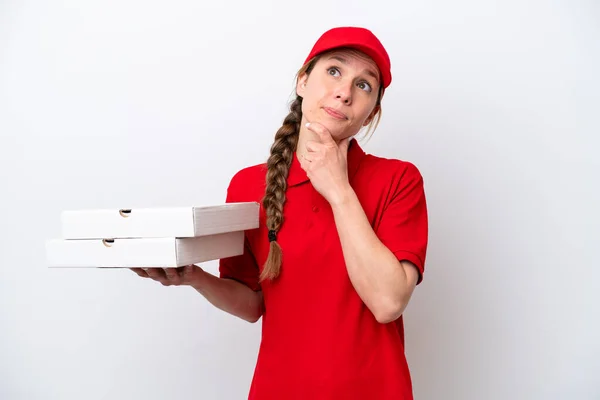 Доставка Пиццы Женщина Рабочей Форме Подобрав Коробки Пиццы Изолированы Белом — стоковое фото