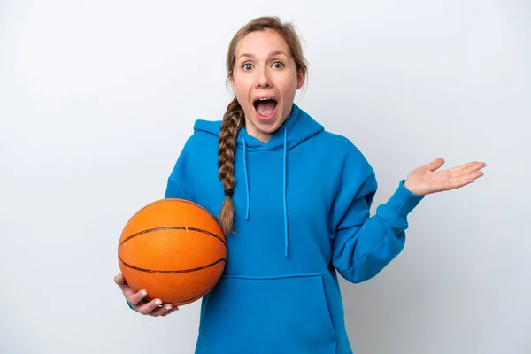 Jonge Kaukasische Vrouw Spelen Basketbal Geïsoleerd Witte Achtergrond Met Geschokt — Stockfoto