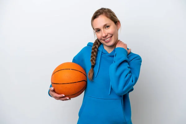 Jonge Kaukasische Vrouw Spelen Basketbal Geïsoleerd Witte Achtergrond Lachen — Stockfoto