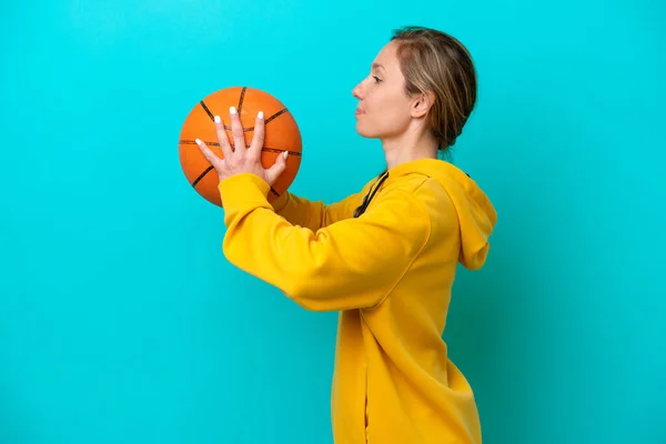 Молодая Белая Женщина Голубом Фоне Играет Баскетбол — стоковое фото