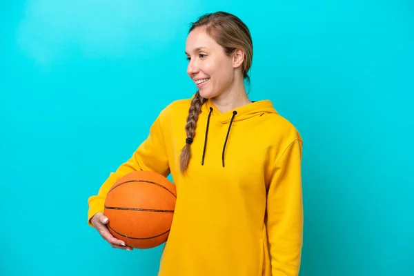 Молода Біла Жінка Ізольована Синьому Фоні Граючи Баскетбол — стокове фото