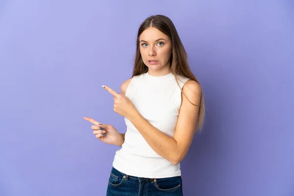 Joven Lituana Aislada Sobre Fondo Púrpura Asustada Señalando Lado — Foto de Stock