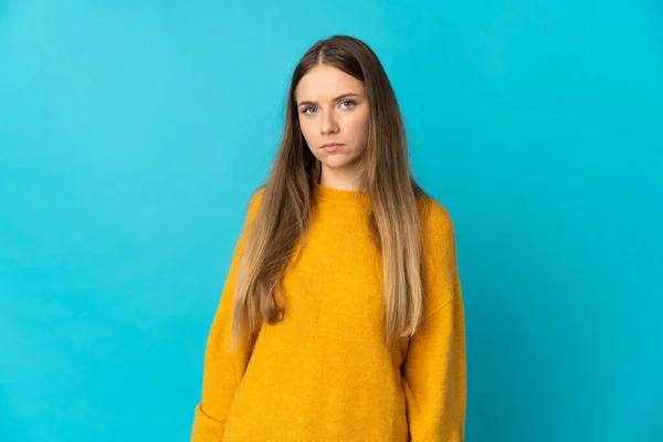 Junge Litauerin Isoliert Auf Blauem Hintergrund Mit Traurigem Gesichtsausdruck — Stockfoto