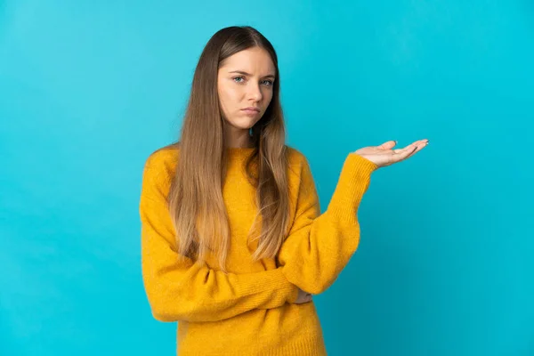 Wanita Muda Lithuania Terisolasi Latar Belakang Biru Memiliki Keraguan — Stok Foto