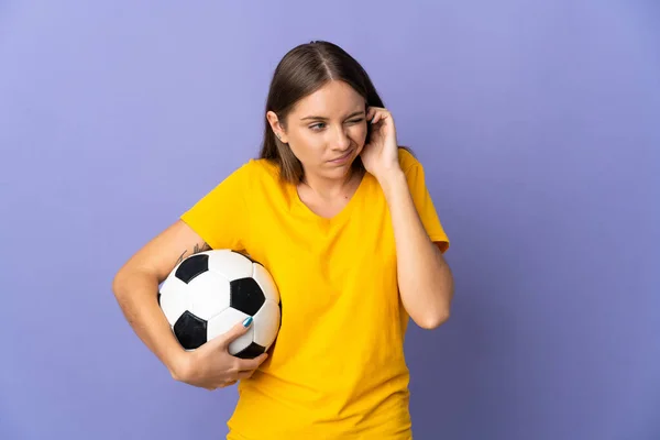 年轻的立陶宛女足球运动员 因紫色背景而被隔离 灰心丧气 耳朵被蒙住 — 图库照片