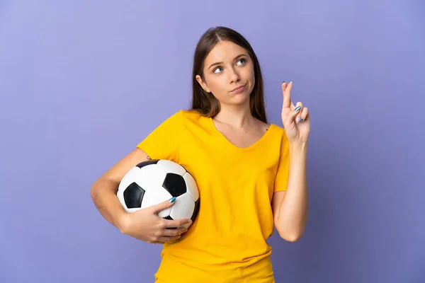 Joven Futbolista Lituana Aislada Sobre Fondo Morado Con Dedos Cruzando — Foto de Stock