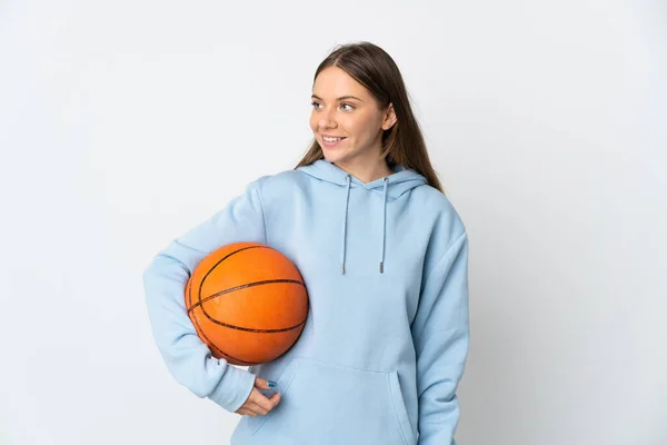 在白人背景下打篮球的年轻立陶宛女子 — 图库照片