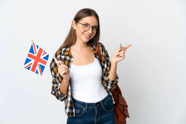 Mladá Litevka Drží Vlajku Spojeného Království Izolované Bílém Pozadí Ukazující — Stock fotografie