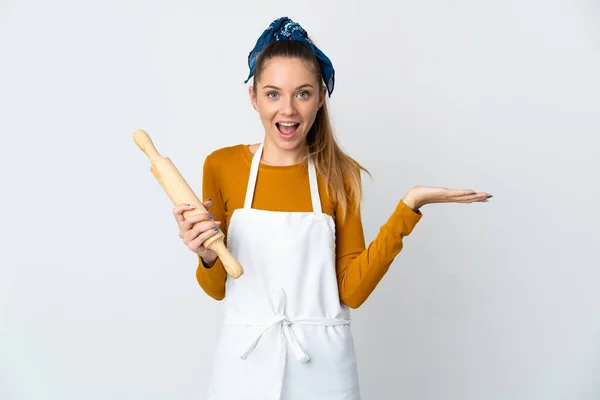 Jeune Femme Lituanienne Tenant Rouleau Pâtisserie Isolé Sur Fond Blanc — Photo