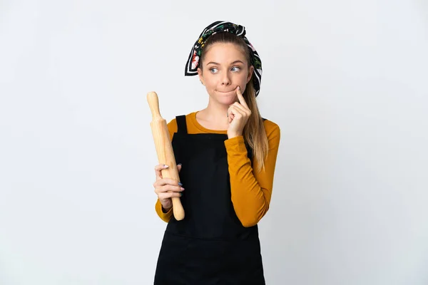 Jonge Litouwse Vrouw Met Een Rollende Pin Geïsoleerd Witte Achtergrond — Stockfoto