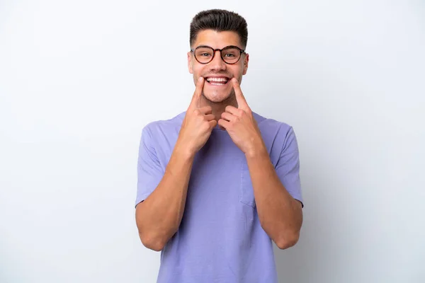 Junger Kaukasischer Mann Auf Weißem Hintergrund Isoliert Lächelnd Mit Einem — Stockfoto