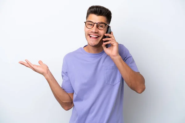 Молодий Білий Чоловік Ізольований Білому Тлі Веде Розмову Мобільним Телефоном — стокове фото