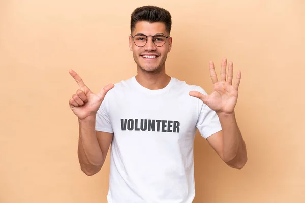 Young Volunteer Caucasian Man Isolated Beige Background Counting Seven Fingers — Stock Photo, Image