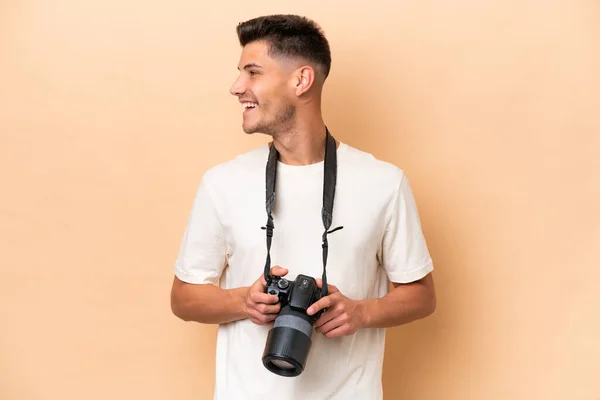 Genç Fotoğrafçı Beyaz Adam Bej Arka Planda Izole Edilmiş — Stok fotoğraf