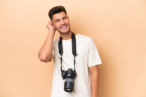 Genç Fotoğrafçı Beyaz Adam Bej Arka Planda Izole Edilmiş Bir — Stok fotoğraf
