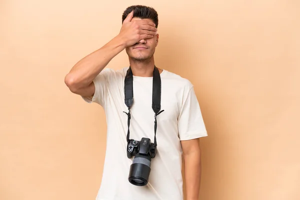 Genç Fotoğrafçı Bej Arka Planda Izole Edilmiş Gözleri Elle Kapatılmış — Stok fotoğraf