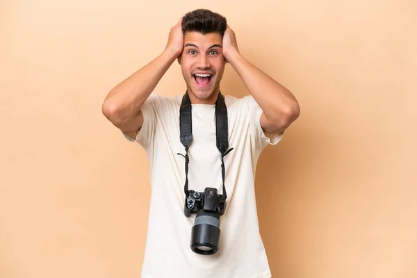 Genç Fotoğrafçı Beyaz Adam Bej Arka Planda Sürpriz Bir Ifadeyle — Stok fotoğraf
