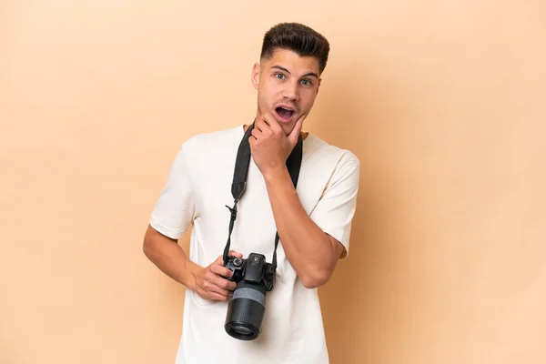 Mladý Fotograf Kavkazský Muž Izolované Béžové Pozadí Překvapen Šokován Při — Stock fotografie