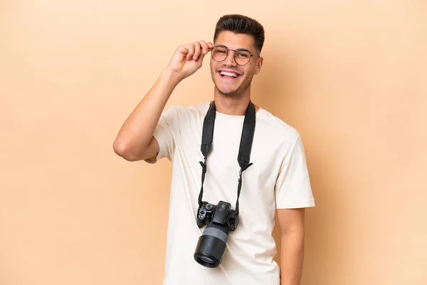 Genç Fotoğrafçı Beyaz Adam Bej Arka Planda Gözlüklü Mutlu — Stok fotoğraf