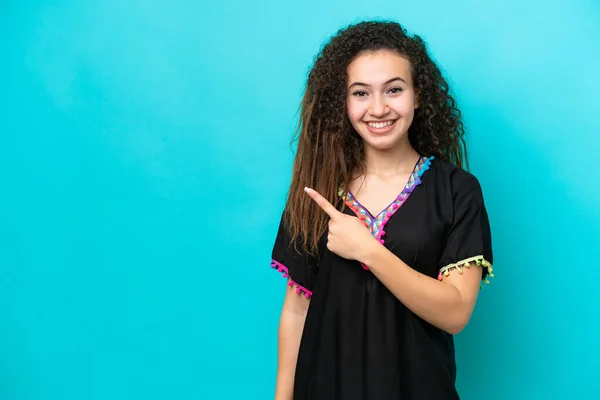 Jeune Femme Arabe Isolée Sur Fond Bleu Pointant Vers Côté — Photo