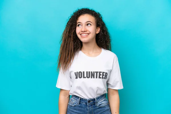 Joven Voluntaria Árabe Aislada Sobre Fondo Azul Pensando Una Idea — Foto de Stock