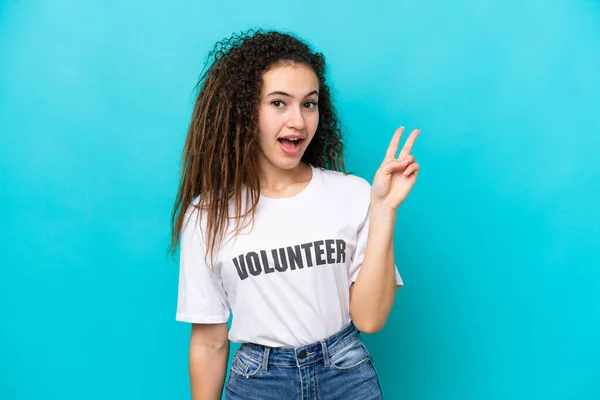 Joven Voluntaria Árabe Aislada Sobre Fondo Azul Sonriendo Mostrando Signo — Foto de Stock