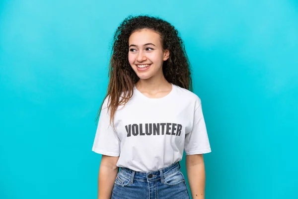 Joven Voluntaria Árabe Aislada Sobre Fondo Azul Mirando Hacia Lado — Foto de Stock