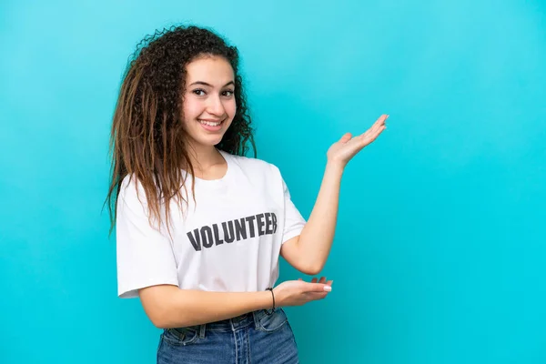 Joven Voluntaria Árabe Aislada Sobre Fondo Azul Extendiendo Las Manos — Foto de Stock