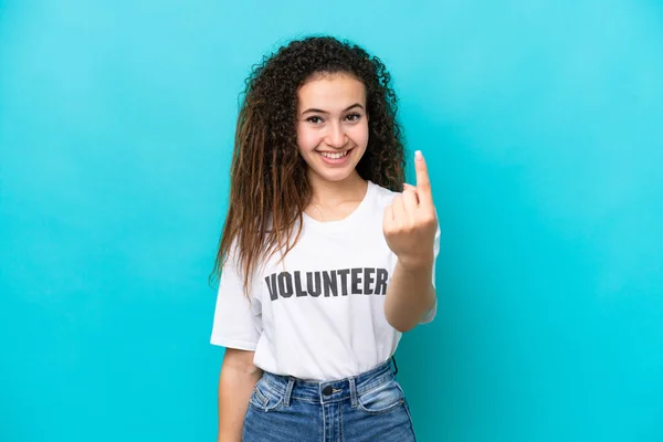 Joven Mujer Árabe Voluntaria Aislada Sobre Fondo Azul Haciendo Gesto — Foto de Stock