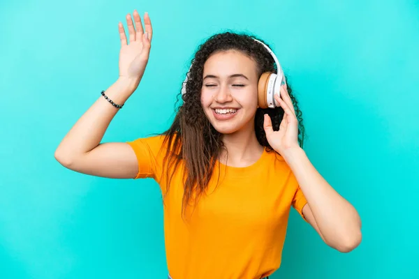 Mujer Árabe Joven Aislada Sobre Fondo Azul Escuchando Música Bailando —  Fotos de Stock