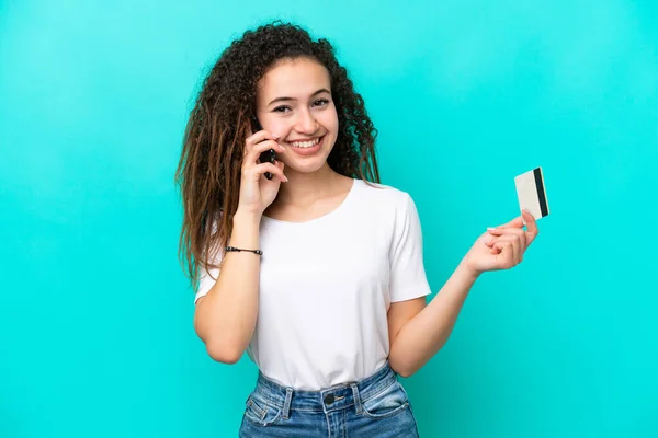 Jonge Arabische Vrouw Geïsoleerd Blauwe Achtergrond Houden Van Een Gesprek — Stockfoto