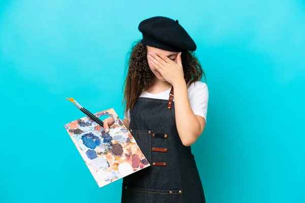 Joven Artista Árabe Sosteniendo Una Paleta Aislada Sobre Fondo Azul —  Fotos de Stock