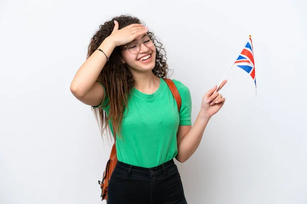 白い背景に隔離された英国の旗を持っている若いアラブ人女性は多くの笑顔 — ストック写真