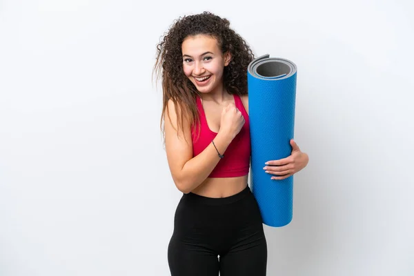 Joven Mujer Árabe Deportiva Yendo Clases Yoga Mientras Sostiene Una —  Fotos de Stock