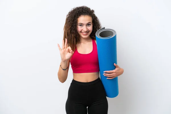 Joven Mujer Árabe Deportiva Yendo Clases Yoga Mientras Sostiene Una —  Fotos de Stock
