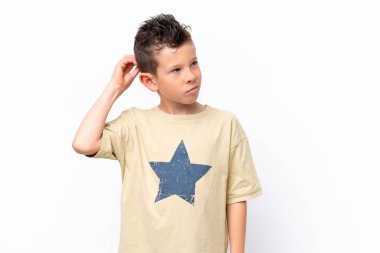 Kafkasyalı küçük bir çocuk beyaz arka planda izole edilmiş, kafası kaşınırken şüpheleri var.